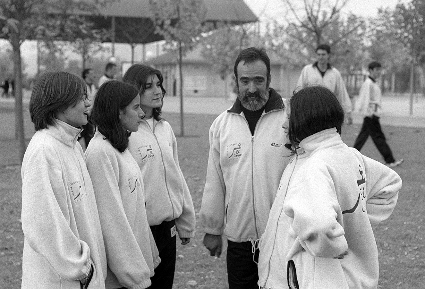 Antonio Moreno, con algunas de las atletas que formaban parte de El Corvo (luego, La Rioja Atletismo) a finales de los 90.