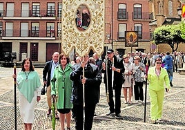 Procesión del traslado del cuadro del Santo en la plaza de España de Santo Domingo de la Calzada.