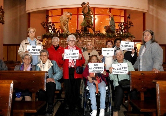 Fieles de Santa Teresita, ante el paso de la Flagelación que se custodia en el templo.