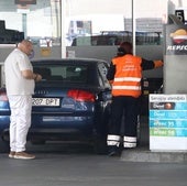 Un conductor reposta en una estación de servicio de la capital riojana. A la izquierda, los precios de los combustibles vigentes este martes en el establecimiento.