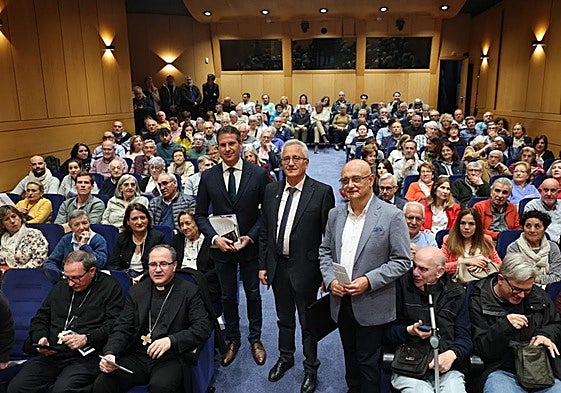 Ortega Lara, en el centro del pasillo, llenó ayer las 130 plazas de la sala de Ibercaja.