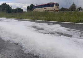 Restos de piedra que quedan en la vía de servicio de acceso al polígono de El Recuenco de Calahorra, paralela a la 232