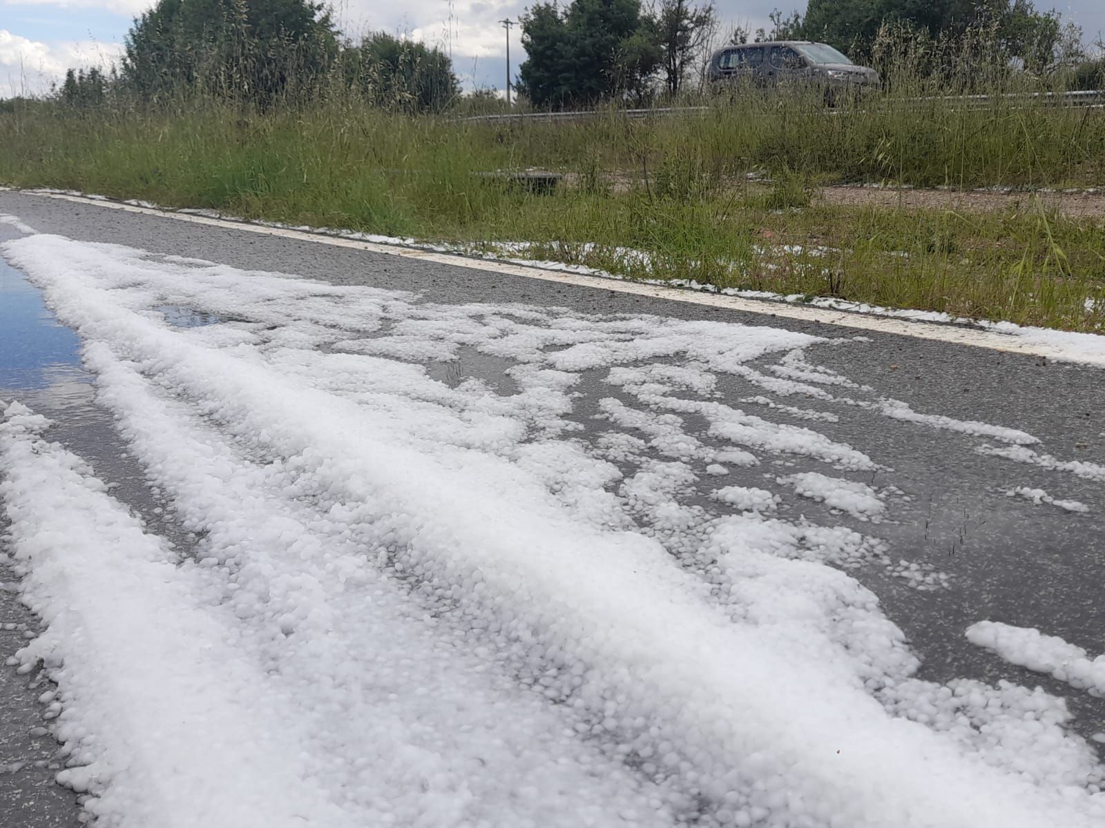 Restos de piedra que quedan en la vía de servicio de acceso al polígono de El Recuenco de Calahorra, paralela a la 232.