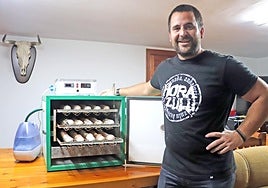 Incubando. Tras un ataque que le dejó sin gallinas, este alfareño está criando para contar con pollos en unos días.