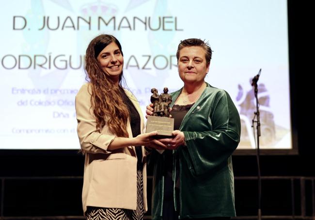 Cristina Rodríguez recogió el galardón de su padre, Juan Manuel.