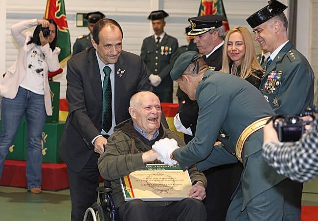 Uno de los agentes veteranos de la Guardia Civil homenajeados.