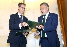 Capellán y Escobar, tras la firma del convenio este miércoles.