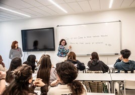Dos profesoras de Latín del IES Sagasta, en clase con sus jóvenes alumnos.