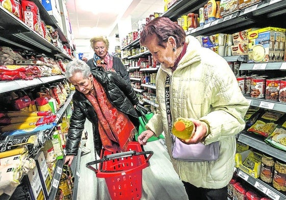 Tres mujeres en un supermercado de Portugalete.