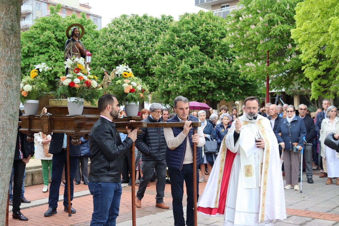 Bendición durante la procesión en Haro. 