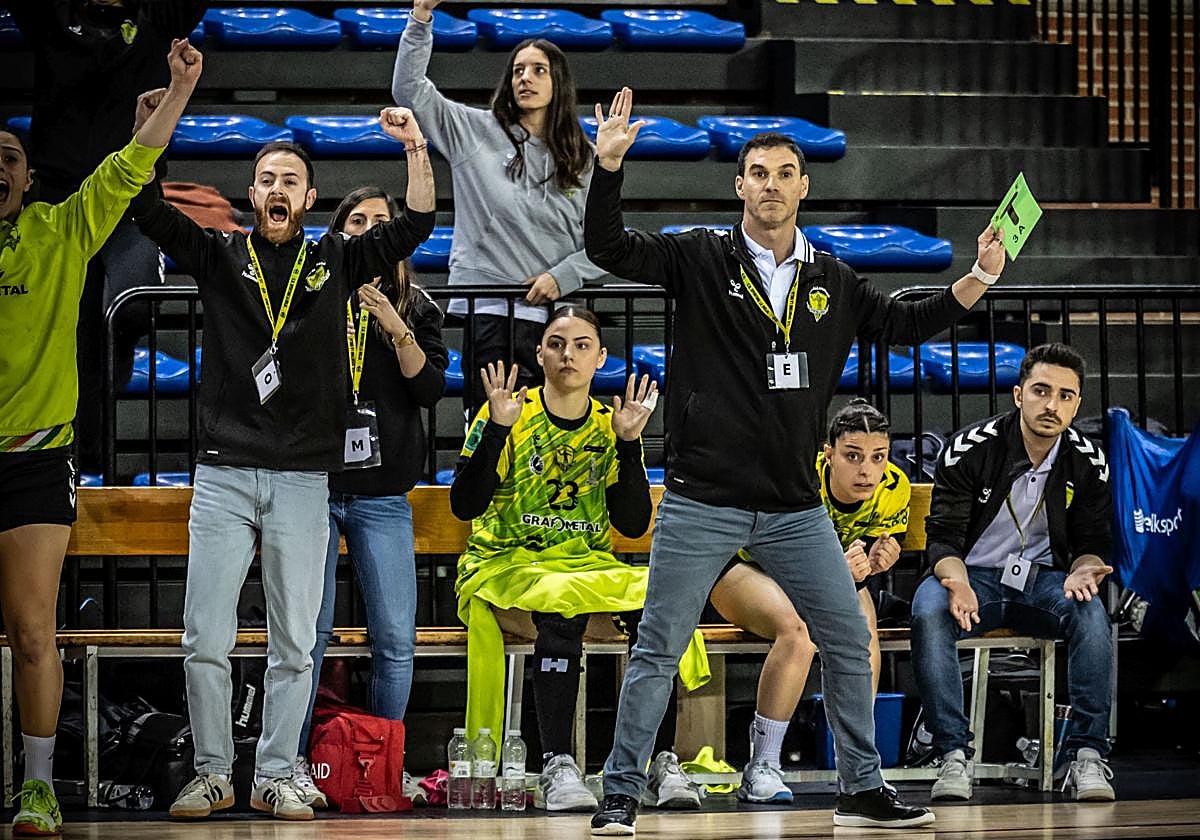 Luismi Ascorbe, en el banquillo del Grafometal durante un partido de esta temporada.