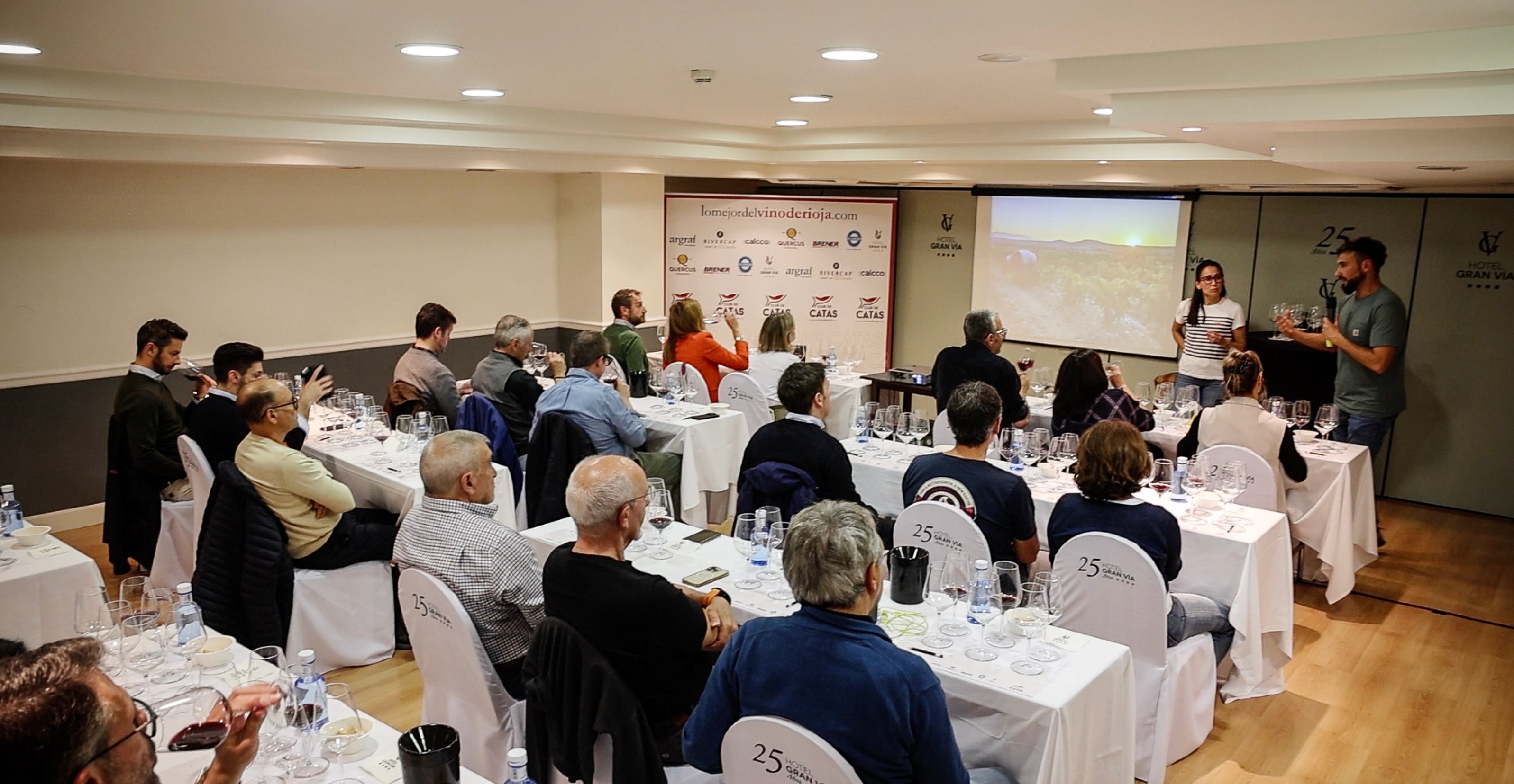 Clara y Francisco Ibaibairriaga (Betolaza) durante la cata en el hotel Gran Vía