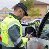 Un agente del subsector de Tráfico de la Guardia Civil de La Rioja comprueba la documentación de uno de los conductores parados en el control desarrollado este jueves en la N-232, en Recajo.