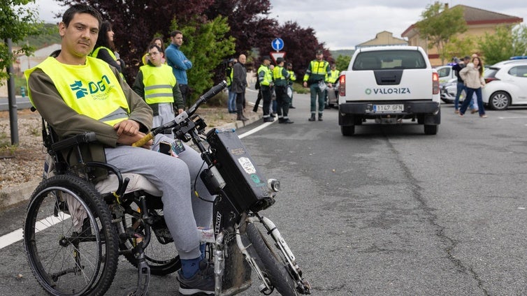 Samuel Galindo, usuario del CRMF de Lardero tras ser víctima de un accidente de tráfico cuando aún era menor de edad, en el dispositivo de este jueves en la N-232, en Recajo.