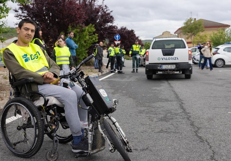 Samuel Galindo, usuario del CRMF de Lardero tras ser víctima de un accidente de tráfico cuando aún era menor de edad, en el dispositivo de este jueves en la N-232, en Recajo.