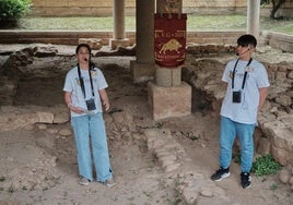 Alumnos de Primaria del CEIP Varia exponen una visita guiada de los restos arqueológicos romanos.