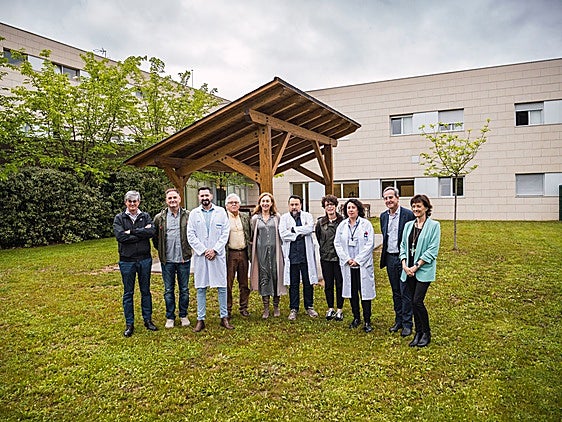 Las autoridades posan en el reformado entorno del centro de salud mental de Albelda.