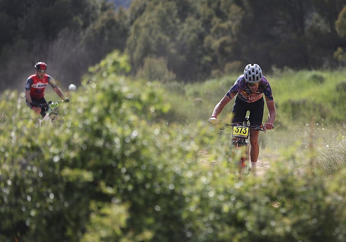 Saeys Bram transita por el entorno de La Grajera en la primera etapa.