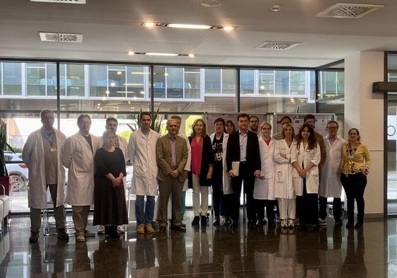 María Martín, consejera de Salud y Políticas Sociales, junto con varios investigadores de los proyectos, en el Cibir.
