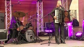 María Jesús y su acordeón animan las fiestas de san Asensio