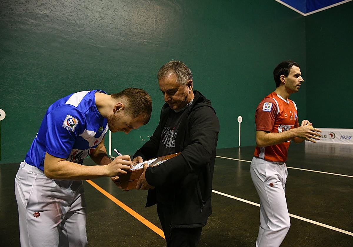 Laso firma el estuchado de las pelotas ante Alustiza y Altuna.
