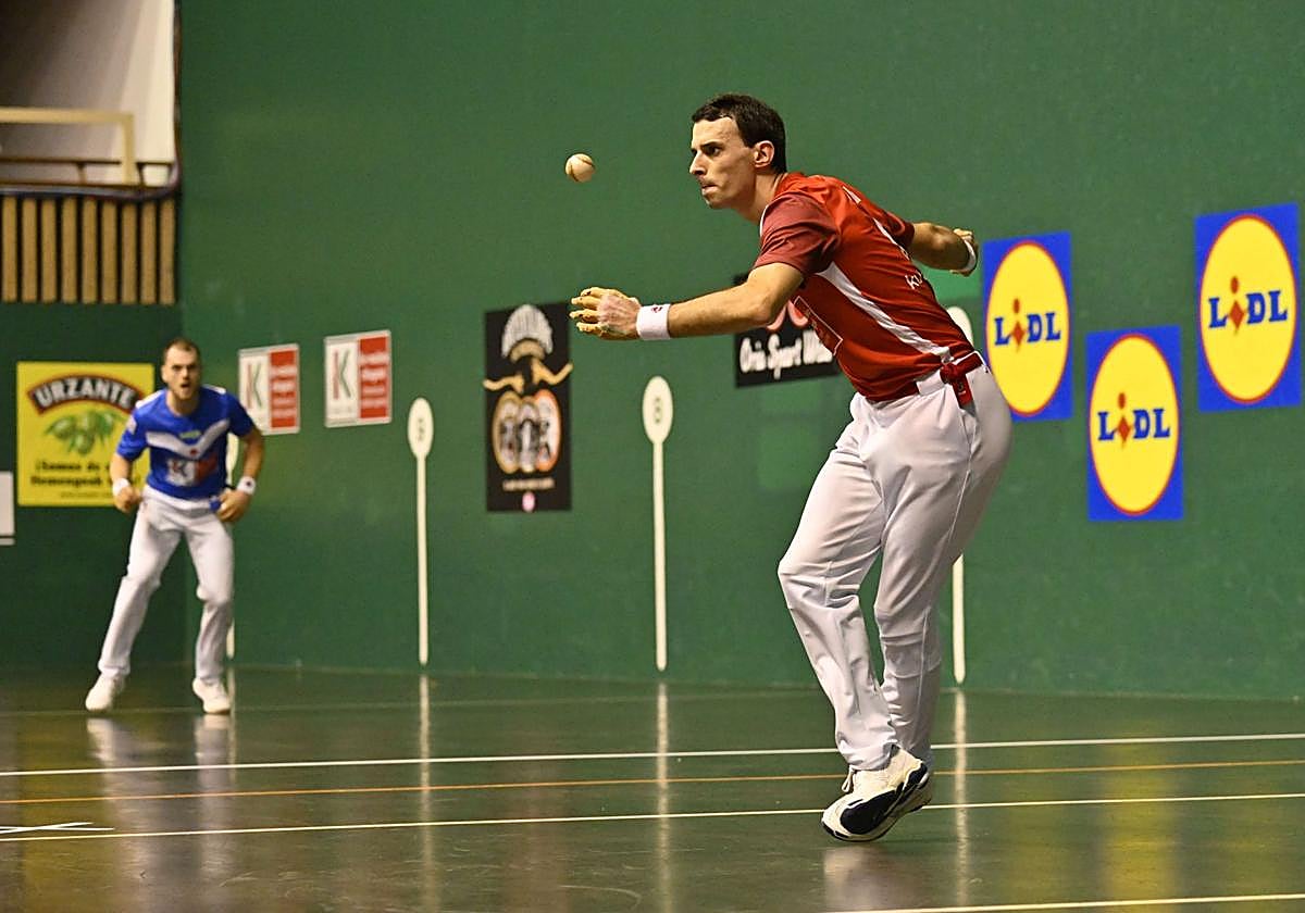 Altuna golpea con la derecha con Laso esperando cerca del rebote.