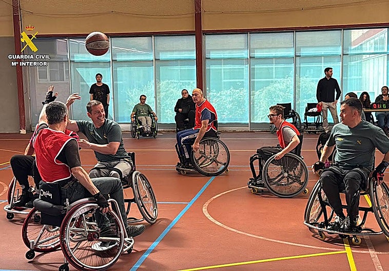 Un momento del partido entre agentes del Sector de Tráfico de la Guardia Civil en La Rioja y usuarios del CRMF.