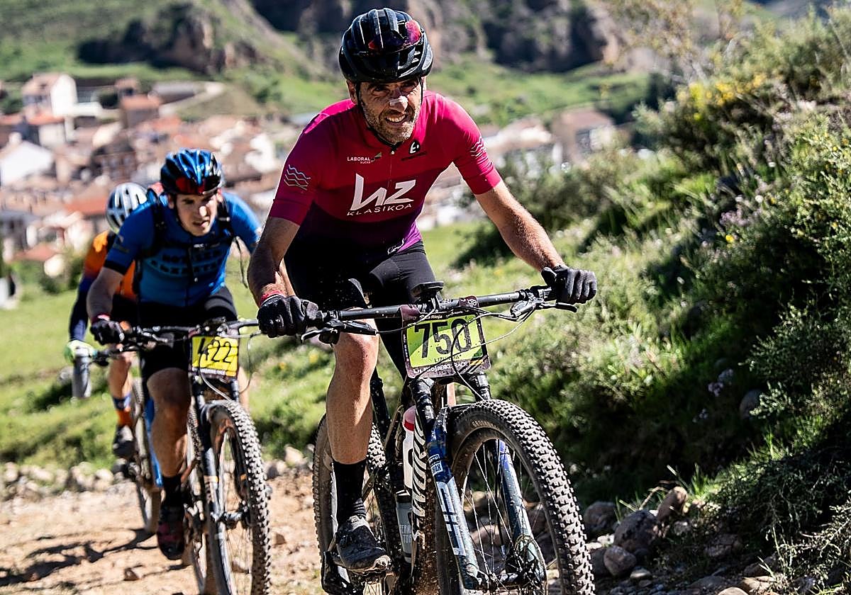 Mario Sinués y Txell Figueras se imponen en la segunda etapa de La Rioja Bike Race 2025