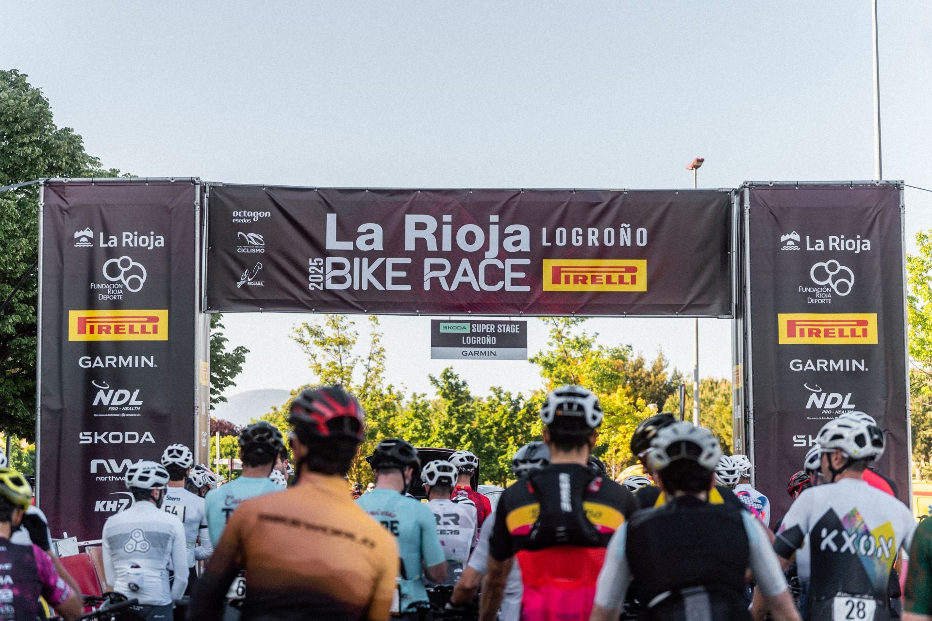 La salida y los podios de la segunda etapa de La Rioja Bike Race 2025