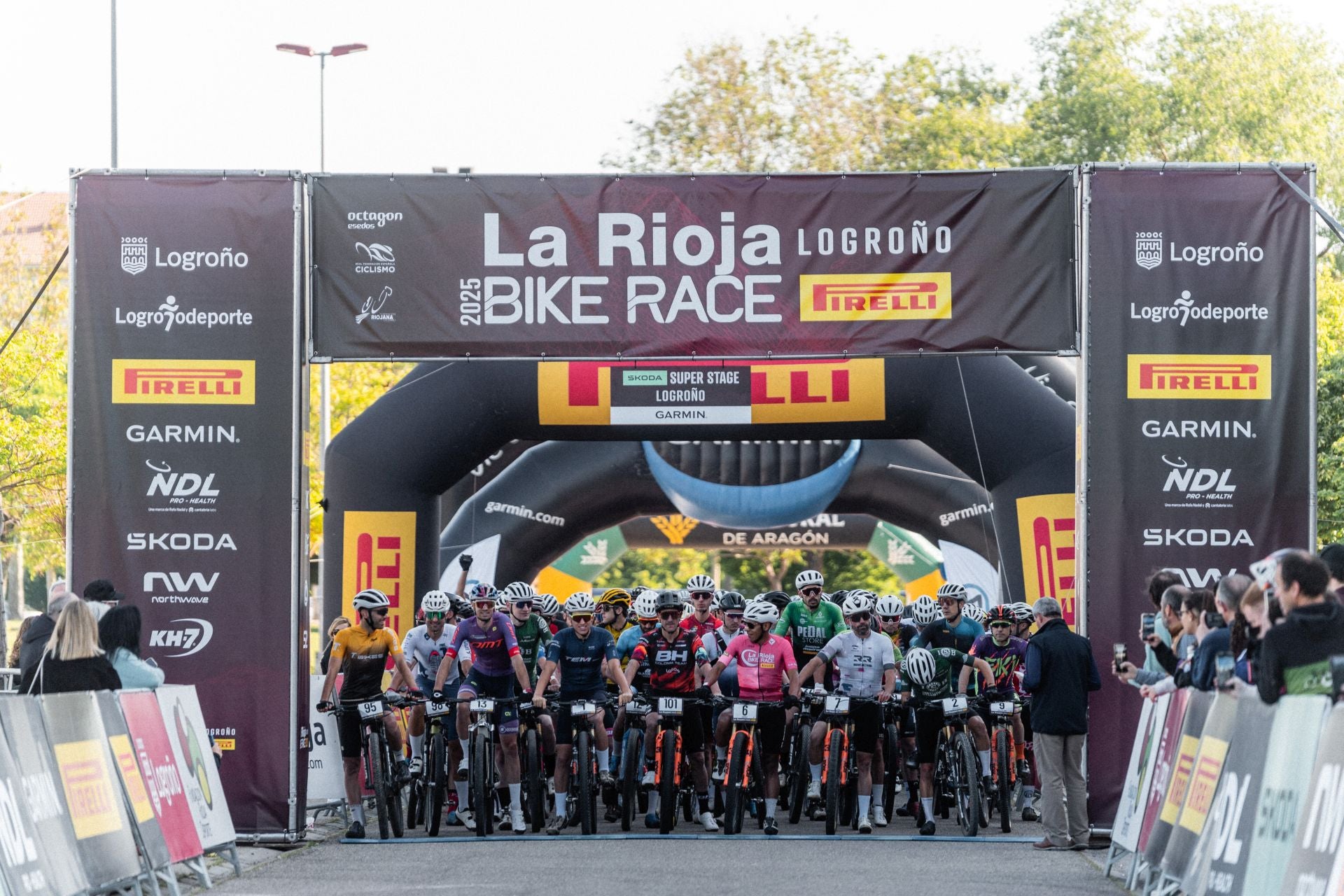 La salida y los podios de la segunda etapa de La Rioja Bike Race 2025