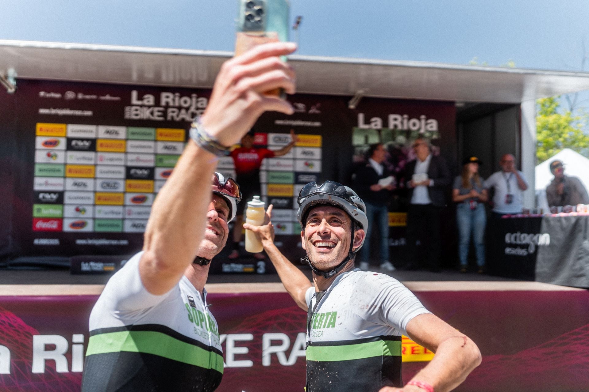 La salida y los podios de la segunda etapa de La Rioja Bike Race 2025