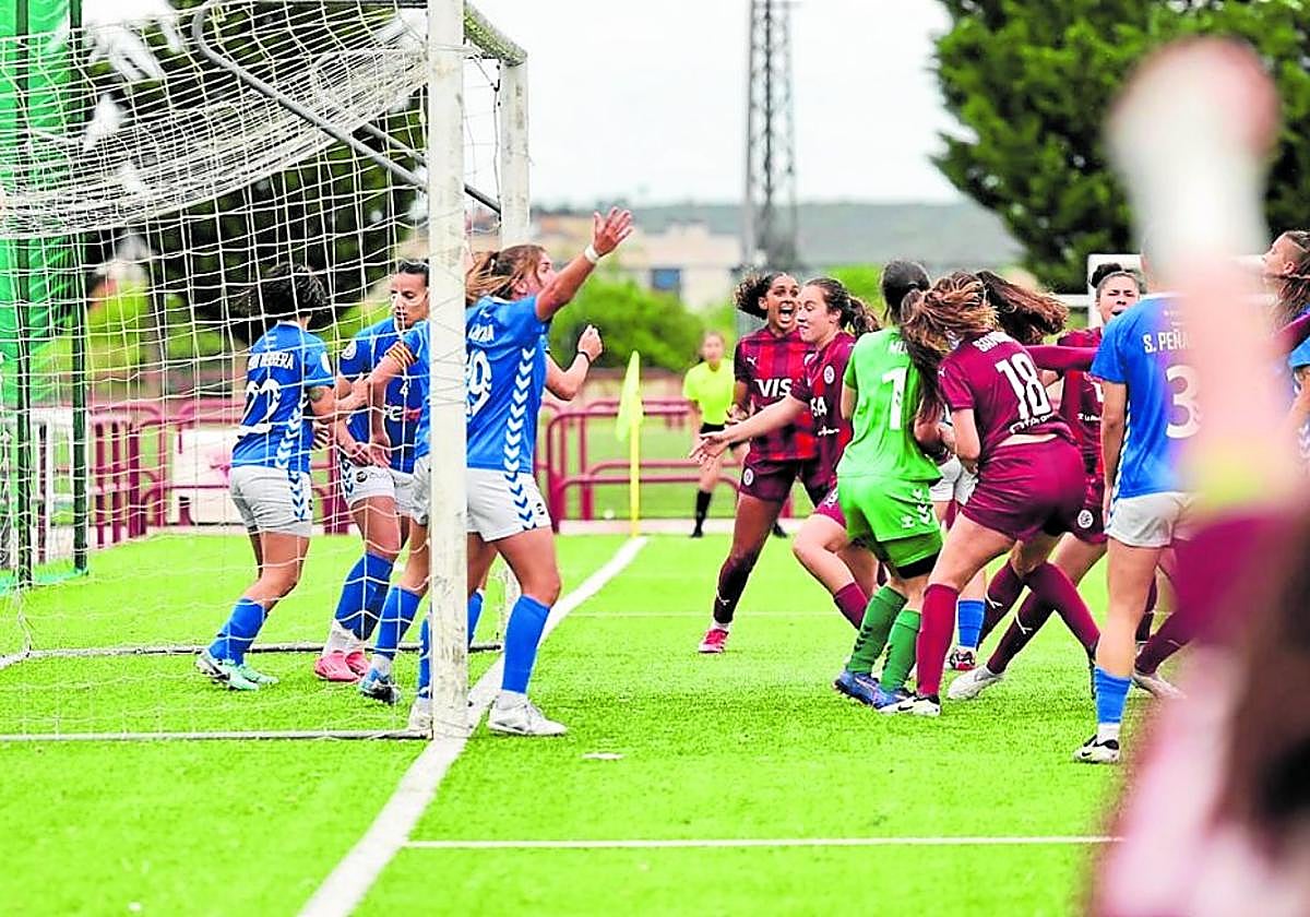 Uno de los goles que marcó el DUX Logroño en la ida de la semifinal disputada en Pradoviejo contra el AEM.