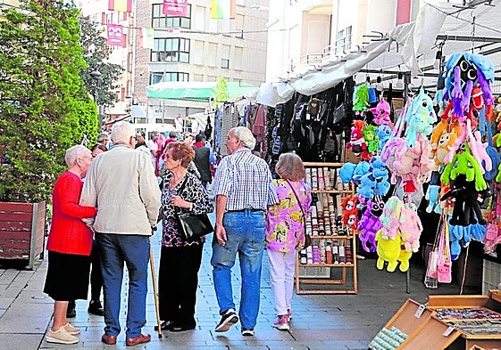 Los puestos dan ambiente a las calles del centro durante fiestas.