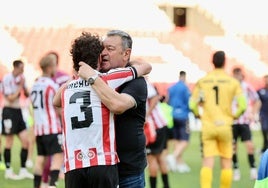 Carlos Pouso se abraza a Nacho cariñosamente al final del partido ante el Estepona.