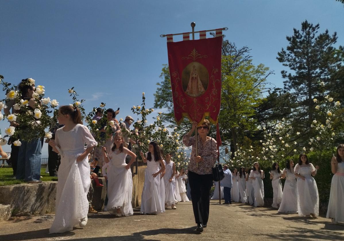 as doncellas en procesión a la hermita de la Virgen del Roble
