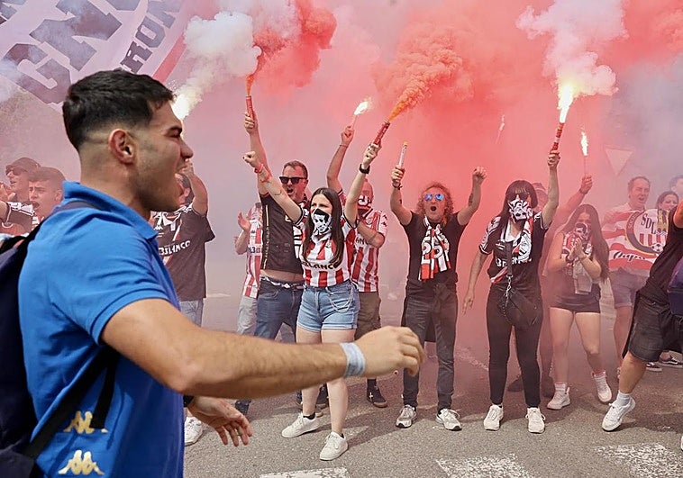 Vídeo | La afición recibe a la SD Logroñés con cánticos y bengalas