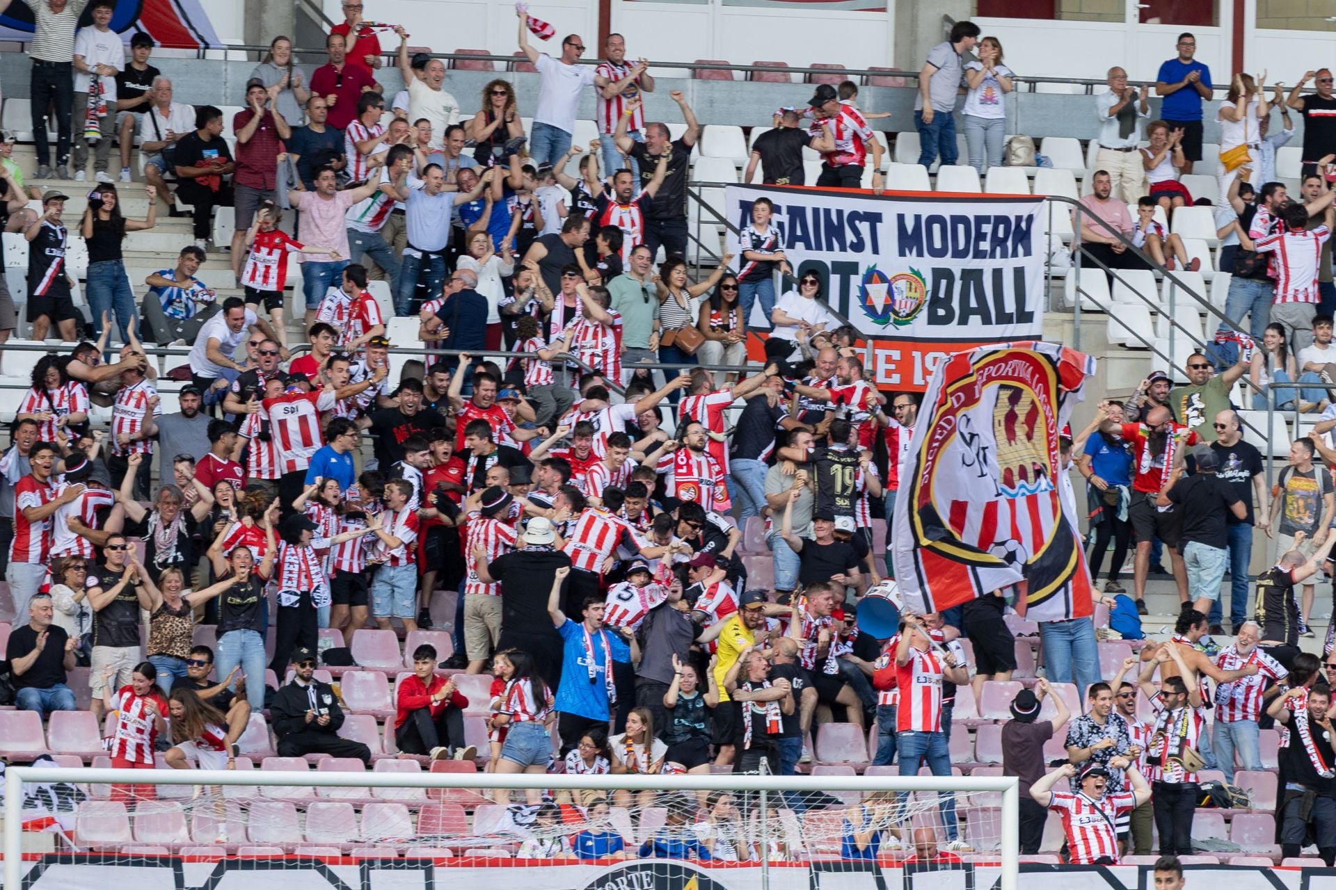 El partido SD Logroñés-Estepona en Las Gaunas