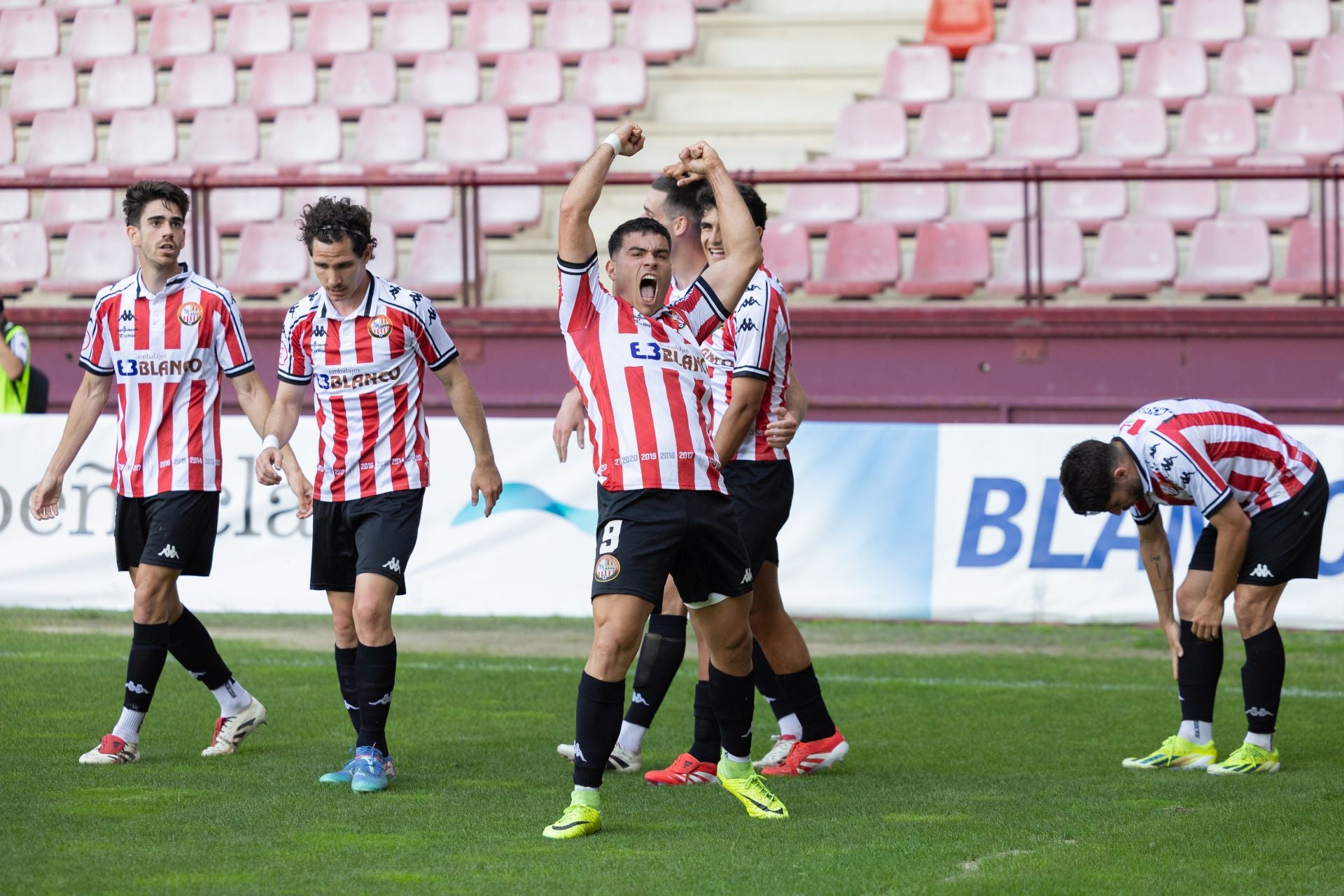 El partido SD Logroñés-Estepona en Las Gaunas