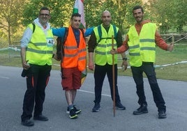 Algunos participantes en la Valvanerada, esta mañana junto al monasterio
