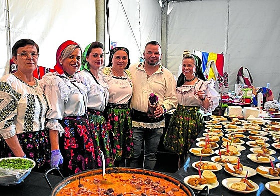 Comida, chupitos de licor, artesanía y trajes típicos del colectivo rumano, ayer en la carpa del silo.