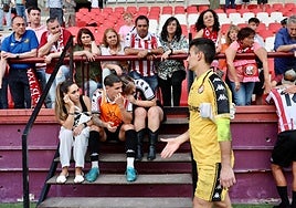 Los jugadores de la Sociedad Deportiva Logroñés se acercaron a la grada al final del partido, donde recibieron el cariño de toda la afición.