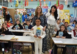Amira El Gdani, con la escritora Rosa Huertas, su profesora Marian y el resto de escolares de 4º de Primaria del colegio Quintiliano.
