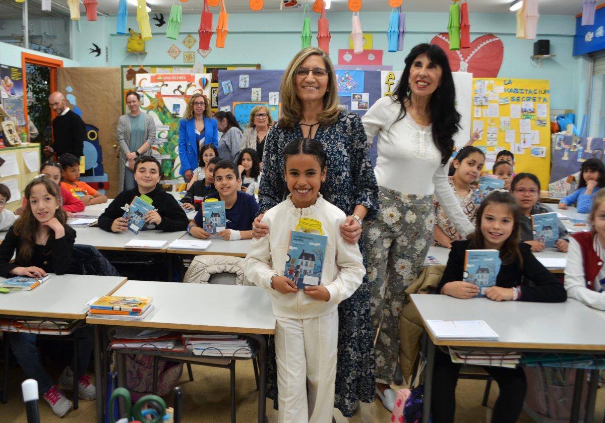 Amira El Gdani, con la escritora Rosa Huertas, su profesora Marian y el resto de escolares de 4º de Primaria del colegio Quintiliano.