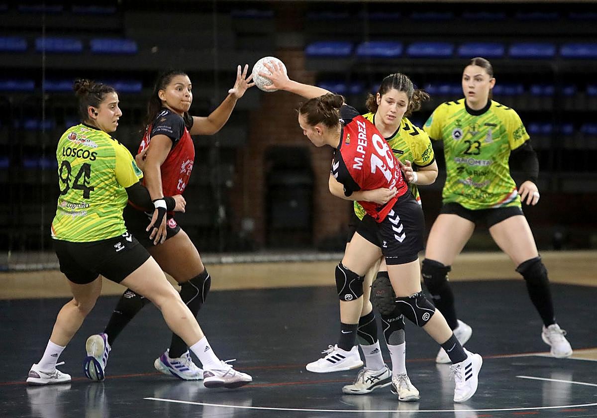 Tati Lozano frena el ataque de María Pérez, jugadora del Morvedre.