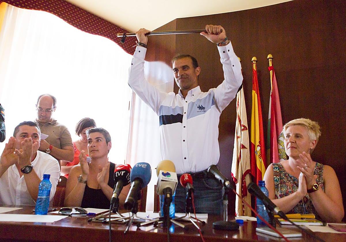 El alcalde de Fuenmayor, Alberto Peso (PP), alza la vara de mando en 2016 gracias al apoyo de IU.