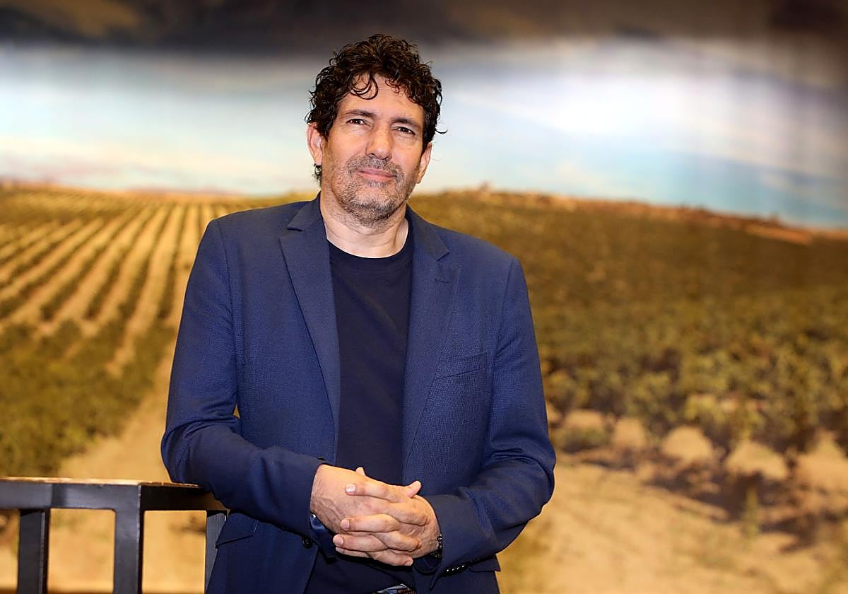 César Bona posa unos minutos antes de intervenir ante numeroso público en Riojafórum.