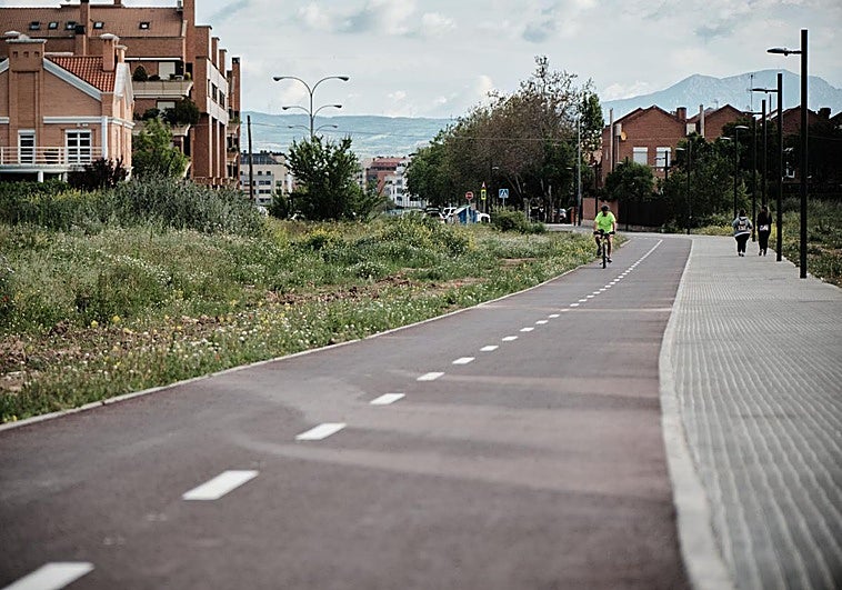 Imagen de un ciclista y dos peatones haciendo uso del nuevo carril ciclopeatonal entre Logroño y Lardero.