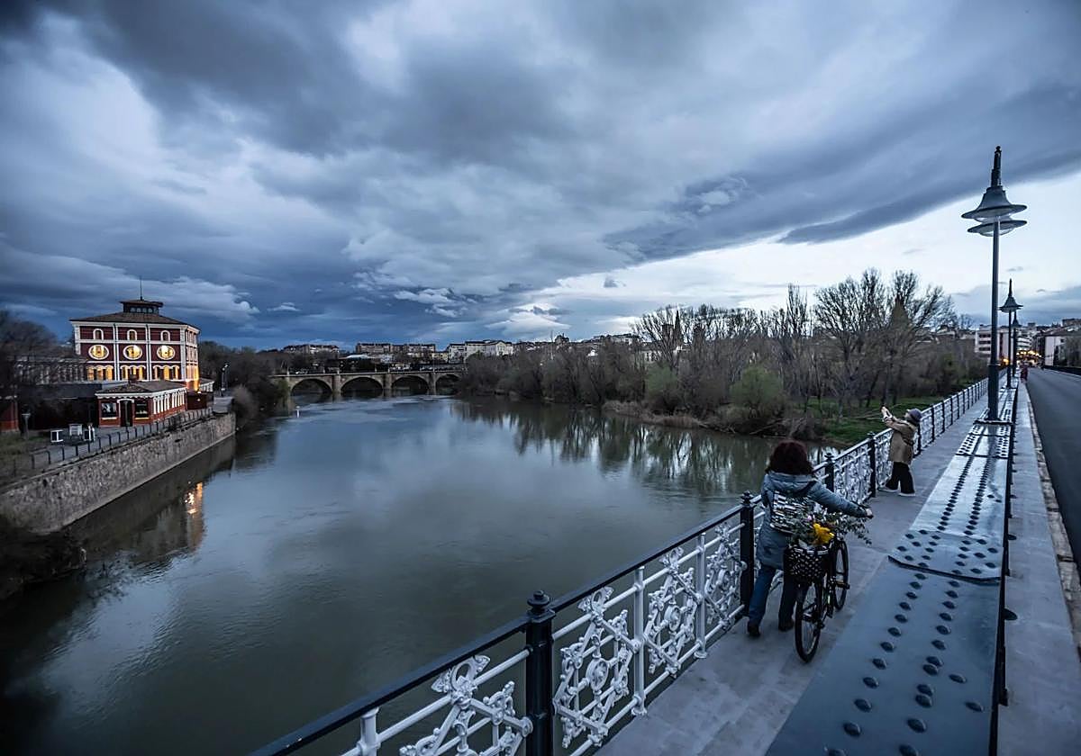 Río Ebro, a su paso por la Casa de las Ciencias, en una imagen de archivo.