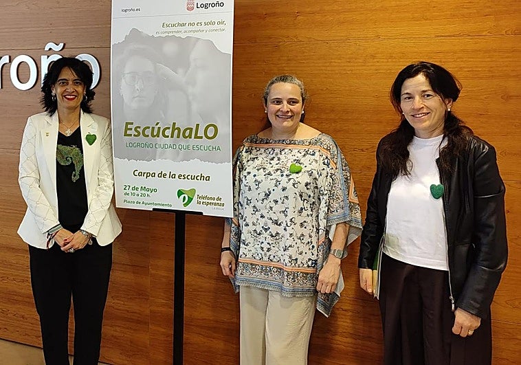 La concejala Patricia Sainz, la técnica Covadonga Elías y la presidenta del Teléfono de la Esperanza, este lunes en la presentación de 'EscúchaLO'.