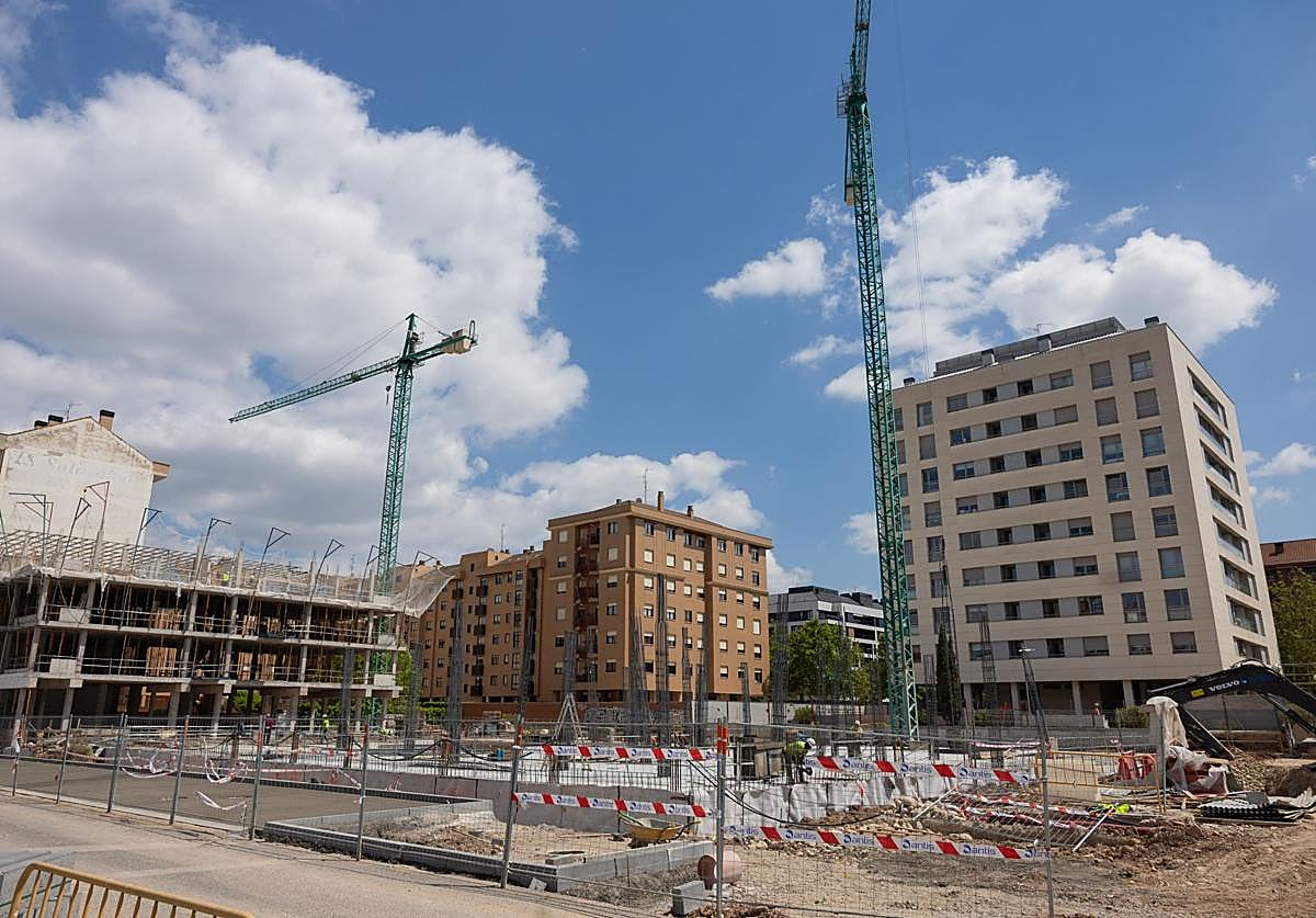 Trabajos de construcción en una de las promociones de vivienda nueva en Logroño.